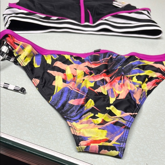 Chic Multicolor Abstract Bikini Set - Picture 7 of 12